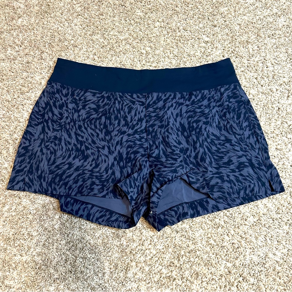 Athleta Trekkie North Printed Shorts Size 18